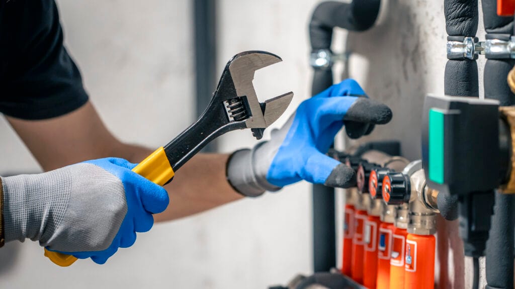 plunmer fixing a pipe